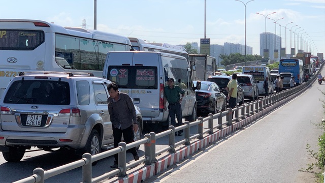 Cao tốc “tê liệt”, hàng loạt tuyến đường phía Đông Sài Gòn kẹt cứng - 3 Cao tốc “tê liệt”, hàng loạt tuyến đường phía Đông Sài Gòn kẹt cứng - 3