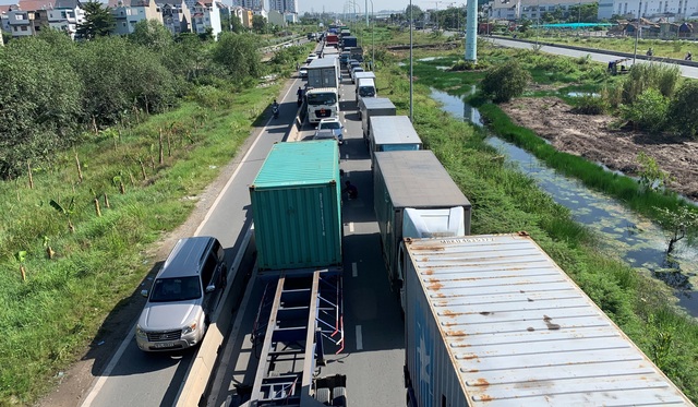 Cao tốc “tê liệt”, hàng loạt tuyến đường phía Đông Sài Gòn kẹt cứng - 2 Cao tốc “tê liệt”, hàng loạt tuyến đường phía Đông Sài Gòn kẹt cứng - 2