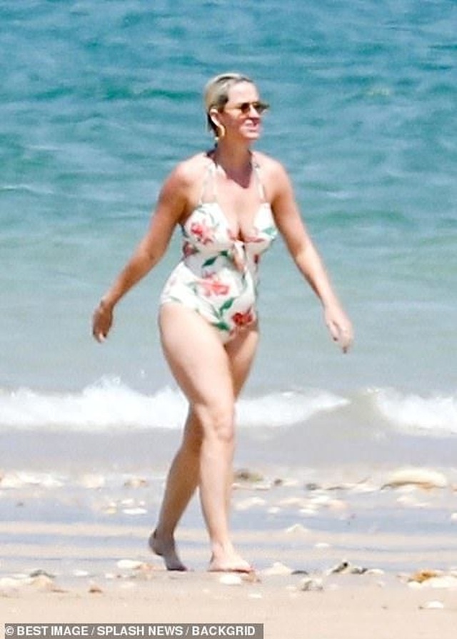 Katy Perry diện áo tắm lộ bụng tròn vo - 2 Katy Perry diện áo tắm lộ bụng tròn vo - 2