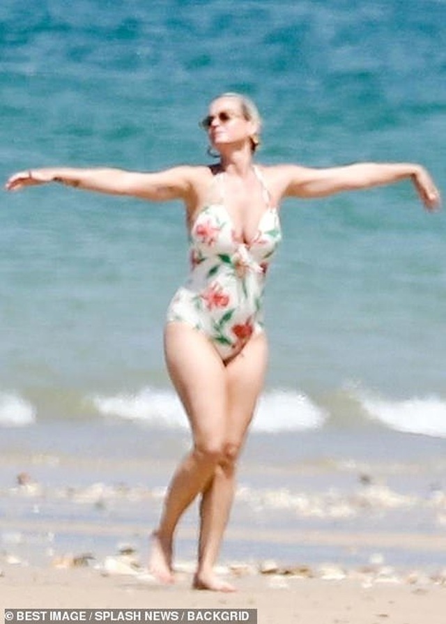 Katy Perry diện áo tắm lộ bụng tròn vo - 1 Katy Perry diện áo tắm lộ bụng tròn vo - 1