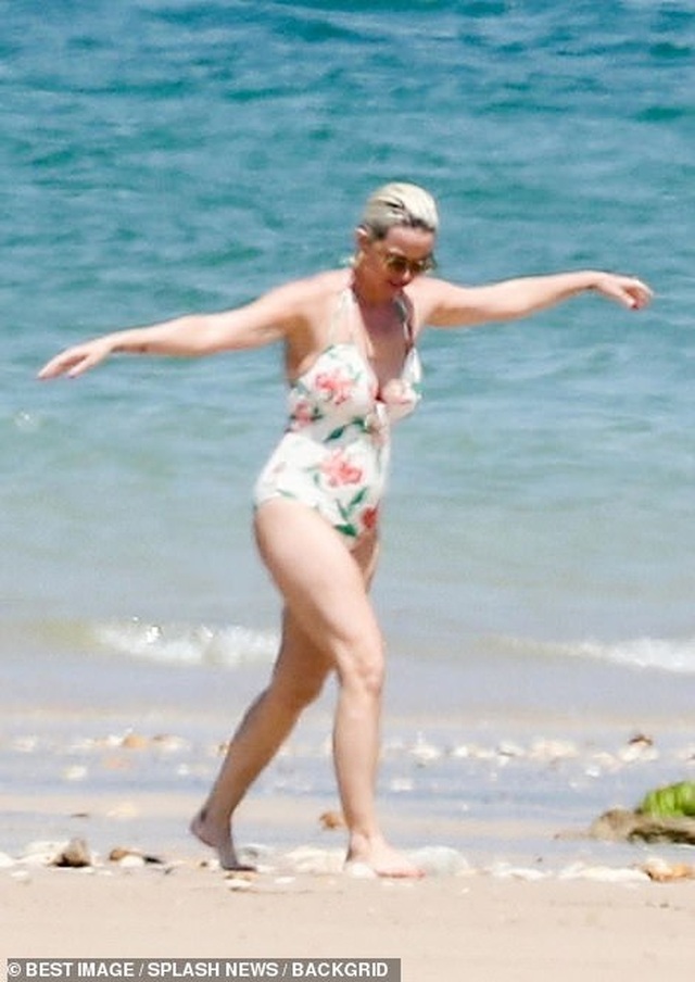 Katy Perry diện áo tắm lộ bụng tròn vo - 6 Katy Perry diện áo tắm lộ bụng tròn vo - 6