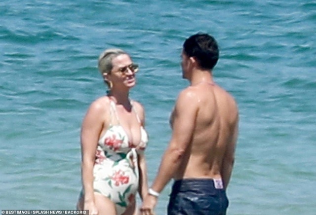 Katy Perry diện áo tắm lộ bụng tròn vo - 5 Katy Perry diện áo tắm lộ bụng tròn vo - 5