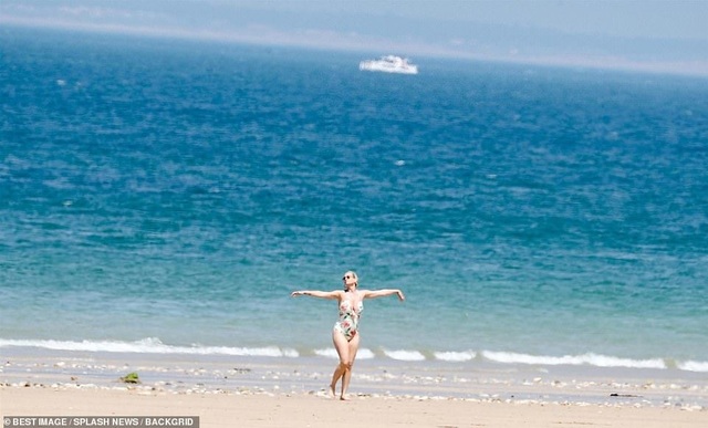Katy Perry diện áo tắm lộ bụng tròn vo - 7 Katy Perry diện áo tắm lộ bụng tròn vo - 7