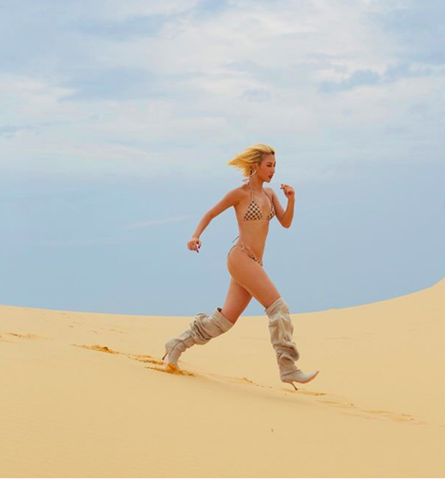 Thời trang dị của Quỳnh Anh Shyn: Mặc bikini mang giày bốt cao trên đồi cát - 1