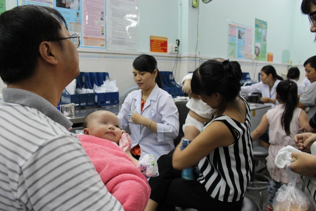 TPHCM: 2 trẻ bị sốc phản vệ nặng sau tiêm chủng - 1 TPHCM: 2 trẻ bị sốc phản vệ nặng sau tiêm chủng - 1