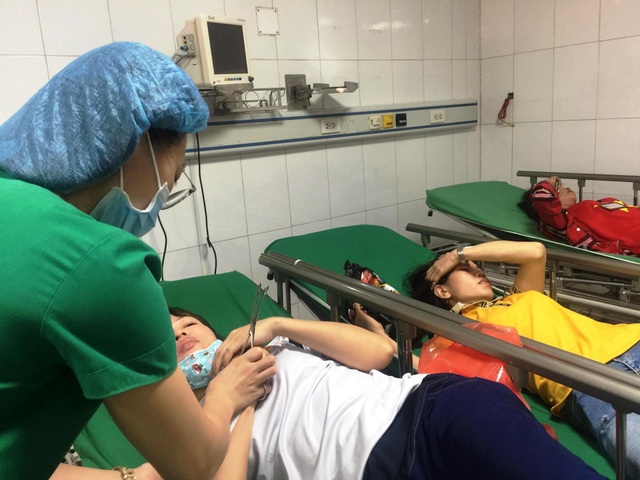 Xe chở công nhân lật xuống ruộng, ít nhất 10 người bị thương - 6 Xe chở công nhân lật xuống ruộng, ít nhất 10 người bị thương - 6