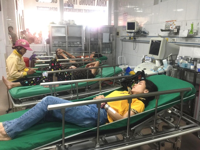 Xe chở công nhân lật xuống ruộng, ít nhất 10 người bị thương - 9 Xe chở công nhân lật xuống ruộng, ít nhất 10 người bị thương - 9