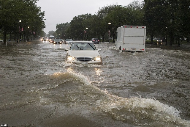 Thủ đô Wasington ngập nặng vì mưa lớn, Nhà Trắng cũng không thoát - 1