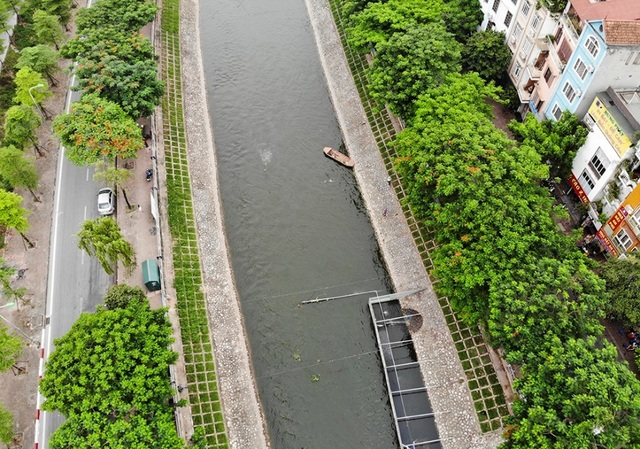Sông Tô Lịch bất ngờ chuyển màu xanh sau khi nhận nước từ hồ Tây - 2 Sông Tô Lịch bất ngờ chuyển màu xanh sau khi nhận nước từ hồ Tây - 2