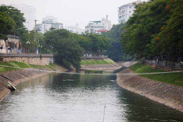 Sông Tô Lịch bất ngờ chuyển màu xanh sau khi nhận nước từ hồ Tây - 5 Sông Tô Lịch bất ngờ chuyển màu xanh sau khi nhận nước từ hồ Tây - 5