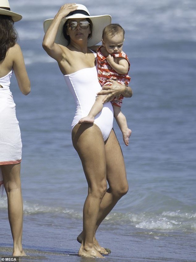 Eva Longoria đưa con trai cưng đi biển - 1 Eva Longoria đưa con trai cưng đi biển - 1