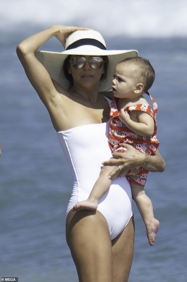 Eva Longoria đưa con trai cưng đi biển - 9 Eva Longoria đưa con trai cưng đi biển - 9