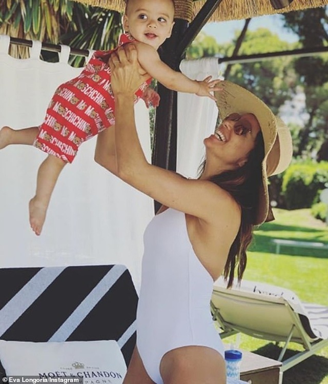 Eva Longoria đưa con trai cưng đi biển - 10 Eva Longoria đưa con trai cưng đi biển - 10