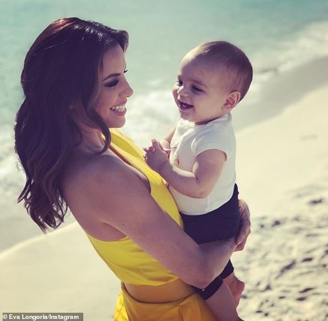 Eva Longoria đưa con trai cưng đi biển - 12 Eva Longoria đưa con trai cưng đi biển - 12
