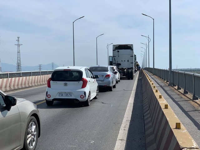 Xe container tông xe 7 chỗ trên cầu Gianh, quốc lộ 1A ùn tắc gần 5 km - 2 Xe container tông xe 7 chỗ trên cầu Gianh, quốc lộ 1A ùn tắc gần 5 km - 2