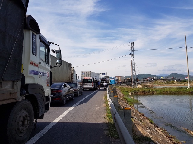 Xe container tông xe 7 chỗ trên cầu Gianh, quốc lộ 1A ùn tắc gần 5 km - 4 Xe container tông xe 7 chỗ trên cầu Gianh, quốc lộ 1A ùn tắc gần 5 km - 4