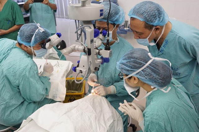 Lần đầu tiên ghép giác mạc thành công cho 2 bệnh nhân từ 1 cựu binh hiến tặng - 1 Lần đầu tiên ghép giác mạc thành công cho 2 bệnh nhân từ 1 cựu binh hiến tặng - 1