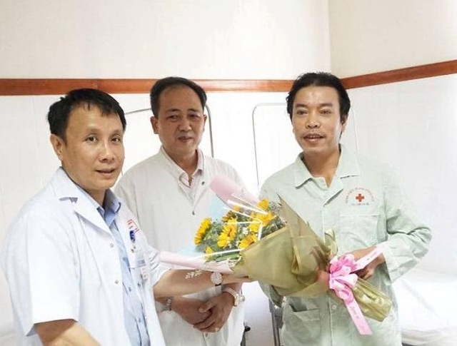 Lần đầu tiên ghép giác mạc thành công cho 2 bệnh nhân từ 1 cựu binh hiến tặng - 4 Lần đầu tiên ghép giác mạc thành công cho 2 bệnh nhân từ 1 cựu binh hiến tặng - 4