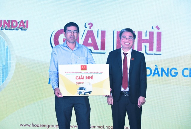 Tập đoàn Hoa Sen trao nhiều giải thưởng giá trị cho các nhà phân phối và đại lý - 2 Tập đoàn Hoa Sen trao nhiều giải thưởng giá trị cho các nhà phân phối và đại lý - 2