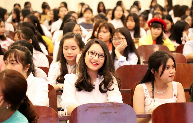 Hơn 800 thí sinh bước vào cuộc tranh tài năng khiếu tại trường CĐ Sư phạm Trung ương - 1 Hơn 800 thí sinh bước vào cuộc tranh tài năng khiếu tại trường CĐ Sư phạm Trung ương - 1
