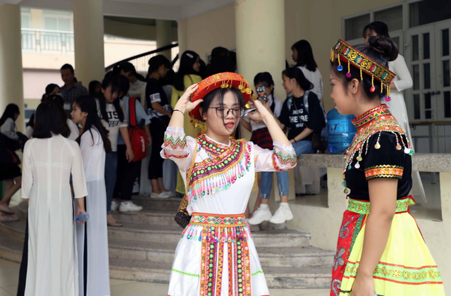 Hơn 800 thí sinh bước vào cuộc tranh tài năng khiếu tại trường CĐ Sư phạm Trung ương - 2 Hơn 800 thí sinh bước vào cuộc tranh tài năng khiếu tại trường CĐ Sư phạm Trung ương - 2