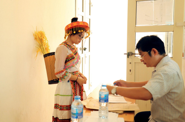 Hơn 800 thí sinh bước vào cuộc tranh tài năng khiếu tại trường CĐ Sư phạm Trung ương - 10 Hơn 800 thí sinh bước vào cuộc tranh tài năng khiếu tại trường CĐ Sư phạm Trung ương - 10