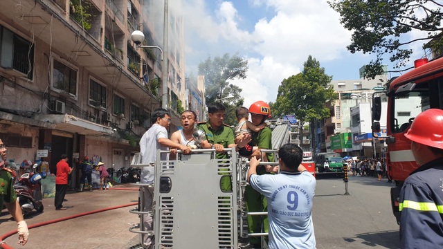 Ký túc xá ở Sài Gòn cháy dữ dội, nhiều người mắc kẹt - 1 Ký túc xá ở Sài Gòn cháy dữ dội, nhiều người mắc kẹt - 1