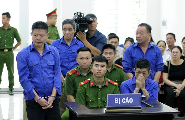 Bất ngờ hoãn phiên xử trùm bảo kê Hưng “kính” cùng đồng phạm - 2 Bất ngờ hoãn phiên xử trùm bảo kê Hưng “kính” cùng đồng phạm - 2