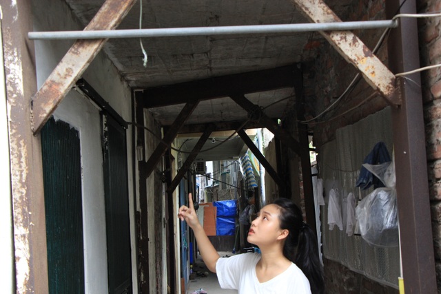 Hà Nội: Hàng loạt căn nhà xiêu vẹo, phải chống nạng tựa vào nhà chung cư - 5 Hà Nội: Hàng loạt căn nhà xiêu vẹo, phải chống nạng tựa vào nhà chung cư - 5