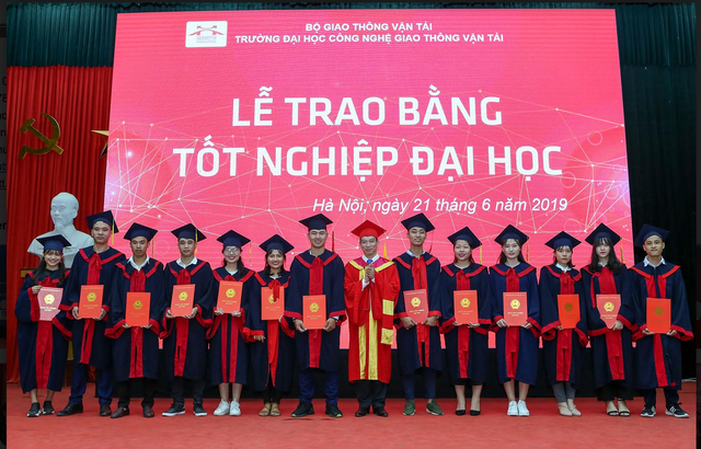 Hàng trăm sinh viên được tuyển dụng ngay trong lễ trao bằng tốt nghiệp - 1 Hàng trăm sinh viên được tuyển dụng ngay trong lễ trao bằng tốt nghiệp - 1