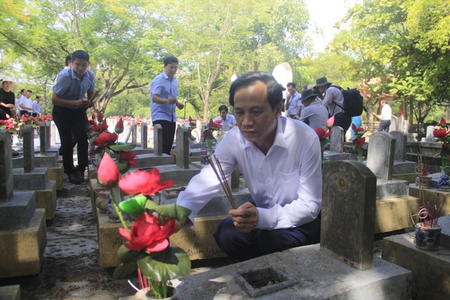 Đoàn công tác Bộ LĐ-TBXH tri ân các anh hùng, liệt sĩ tại Quảng Trị - 4 Đoàn công tác Bộ LĐ-TBXH tri ân các anh hùng, liệt sĩ tại Quảng Trị - 4