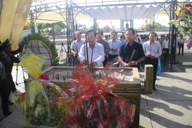 Đoàn công tác Bộ LĐ-TBXH tri ân các anh hùng, liệt sĩ tại Quảng Trị - 6