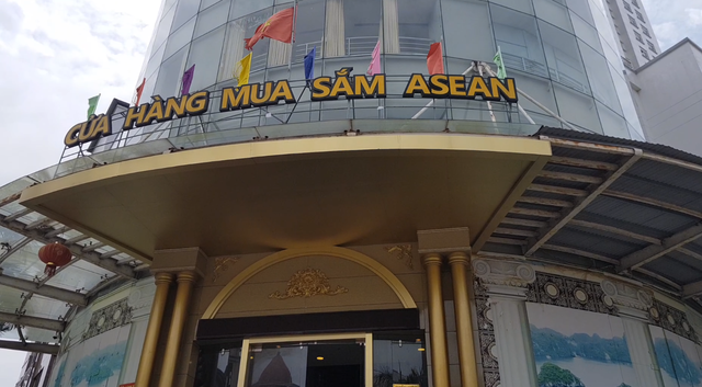 Trung tâm mua sắm Asean ở Quảng Ninh: Đồng hồ hàng hiệu “rởm” bán giá 400 triệu đồng - 1 Trung tâm mua sắm Asean ở Quảng Ninh: Đồng hồ hàng hiệu “rởm” bán giá 400 triệu đồng - 1