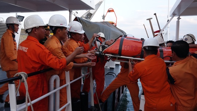 Bị chân vịt của tàu chém trọng thương vùng ngực, thuyền trưởng bất tỉnh trên biển - 1 Bị chân vịt của tàu chém trọng thương vùng ngực, thuyền trưởng bất tỉnh trên biển - 1