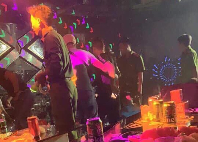 Hải Dương: Đột kích quán bar, phát hiện 40 đối tượng dương tính với ma túy - 1 Hải Dương: Đột kích quán bar, phát hiện 40 đối tượng dương tính với ma túy - 1