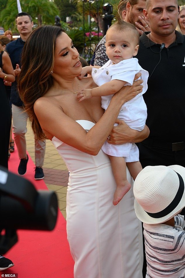 “Bà nội trợ kiểu Mỹ” Eva Longoria bế con đi dự sự kiện - 1 “Bà nội trợ kiểu Mỹ” Eva Longoria bế con đi dự sự kiện - 1