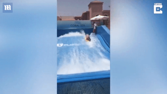 Nữ du khách bị lột trần bikini và gẫy đốt sống khi trượt nước - 1 Nữ du khách bị lột trần bikini và gẫy đốt sống khi trượt nước - 1
