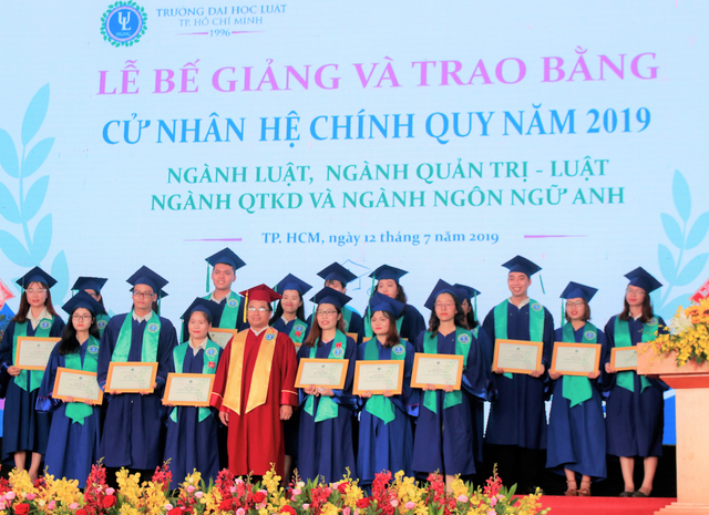 ĐH Luật TPHCM trao bằng danh dự cho sinh viên qua đời vì bệnh ung thư - 3 ĐH Luật TPHCM trao bằng danh dự cho sinh viên qua đời vì bệnh ung thư - 3