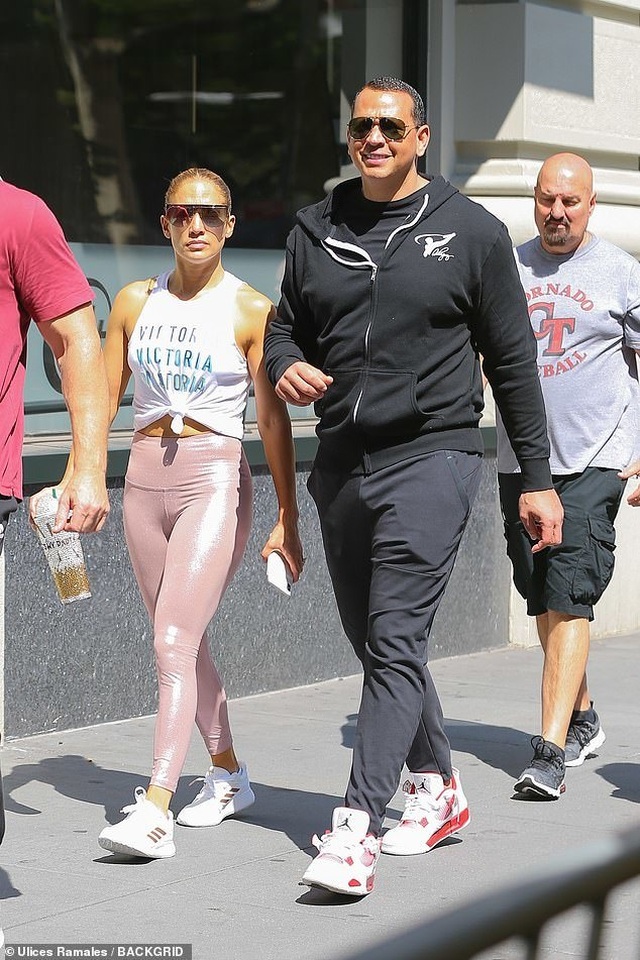 Jennifer Lopez khỏe khoắn ra phố cùng bạn trai - 4 Jennifer Lopez khỏe khoắn ra phố cùng bạn trai - 4