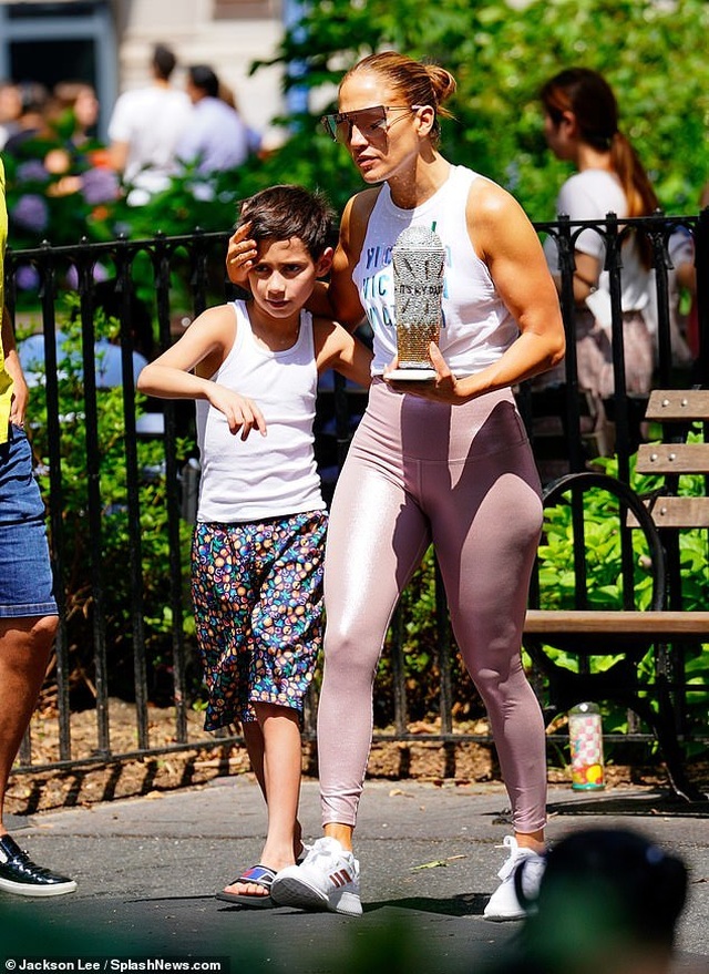 Jennifer Lopez khỏe khoắn ra phố cùng bạn trai - 5 Jennifer Lopez khỏe khoắn ra phố cùng bạn trai - 5