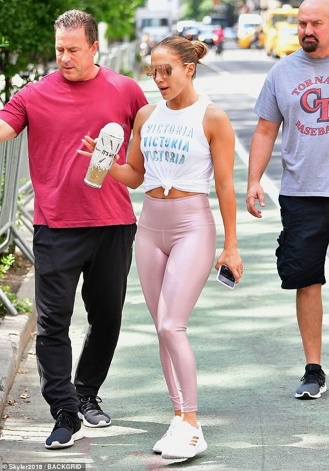 Jennifer Lopez khỏe khoắn ra phố cùng bạn trai - 8 Jennifer Lopez khỏe khoắn ra phố cùng bạn trai - 8