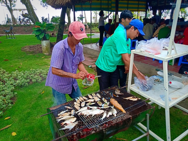 Du khách “đã mắt” với cảnh dỡ chà bắt cá của dân miền Tây - 15 Du khách “đã mắt” với cảnh dỡ chà bắt cá của dân miền Tây - 15