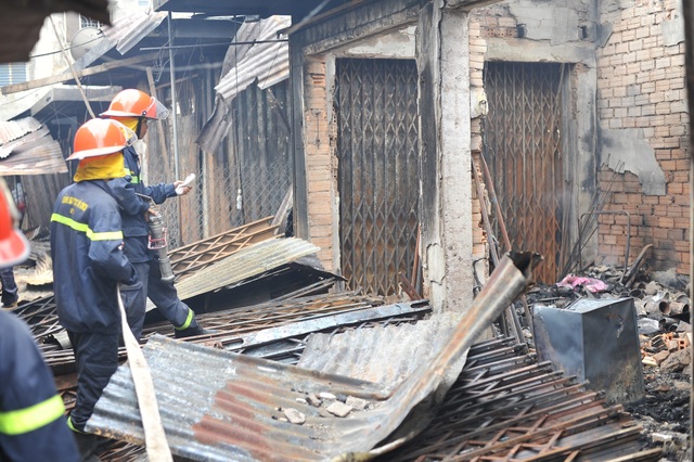 Vụ cháy chợ thiêu rụi 45 ki ốt: Trên 10 tỷ đồng ra tro - 4 Vụ cháy chợ thiêu rụi 45 ki ốt: Trên 10 tỷ đồng ra tro - 4