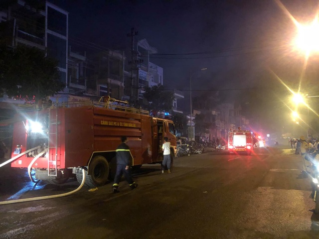 Cháy chợ dữ dội trong đêm, 45 ki ốt bị thiêu rụi - 2 Cháy chợ dữ dội trong đêm, 45 ki ốt bị thiêu rụi - 2