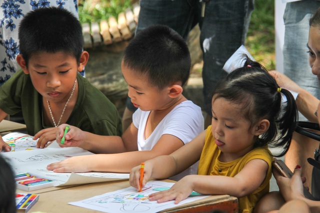 Hàng chục bạn nhỏ hào hứng trong ngày hội “Sắc màu hạnh phúc” - 4 Hàng chục bạn nhỏ hào hứng trong ngày hội “Sắc màu hạnh phúc” - 4