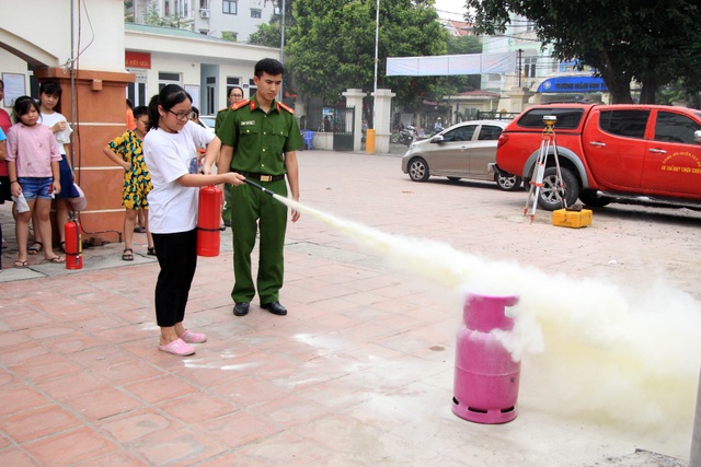 Hà Nội: Hơn 100 em nhỏ được tập huấn kỹ năng phòng cháy chữa cháy - 10