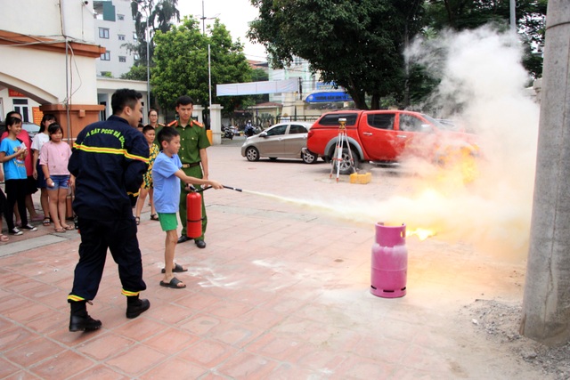 Hà Nội: Hơn 100 em nhỏ được tập huấn kỹ năng phòng cháy chữa cháy - 1