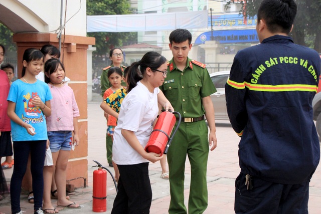 Hà Nội: Hơn 100 em nhỏ được tập huấn kỹ năng phòng cháy chữa cháy - 9