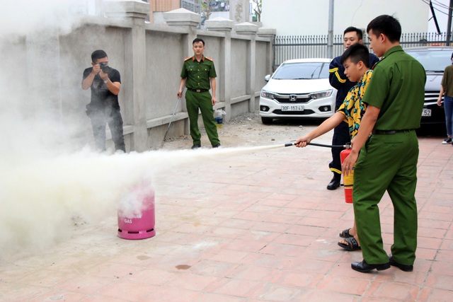 Hà Nội: Hơn 100 em nhỏ được tập huấn kỹ năng phòng cháy chữa cháy - 11