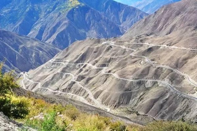 “Nghẹt thở” với tuyến đường nguy hiểm dài 30km có tới 72 khúc cua - 1 “Nghẹt thở” với tuyến đường nguy hiểm dài 30km có tới 72 khúc cua - 1